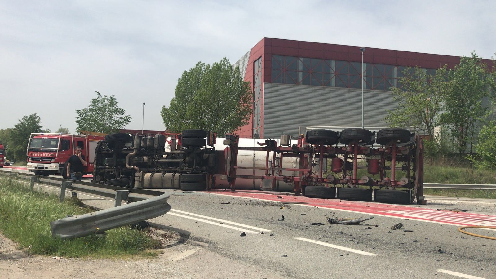 VÍDEO Dos ferits en un accident entre un camió i dos turismes a la C 35