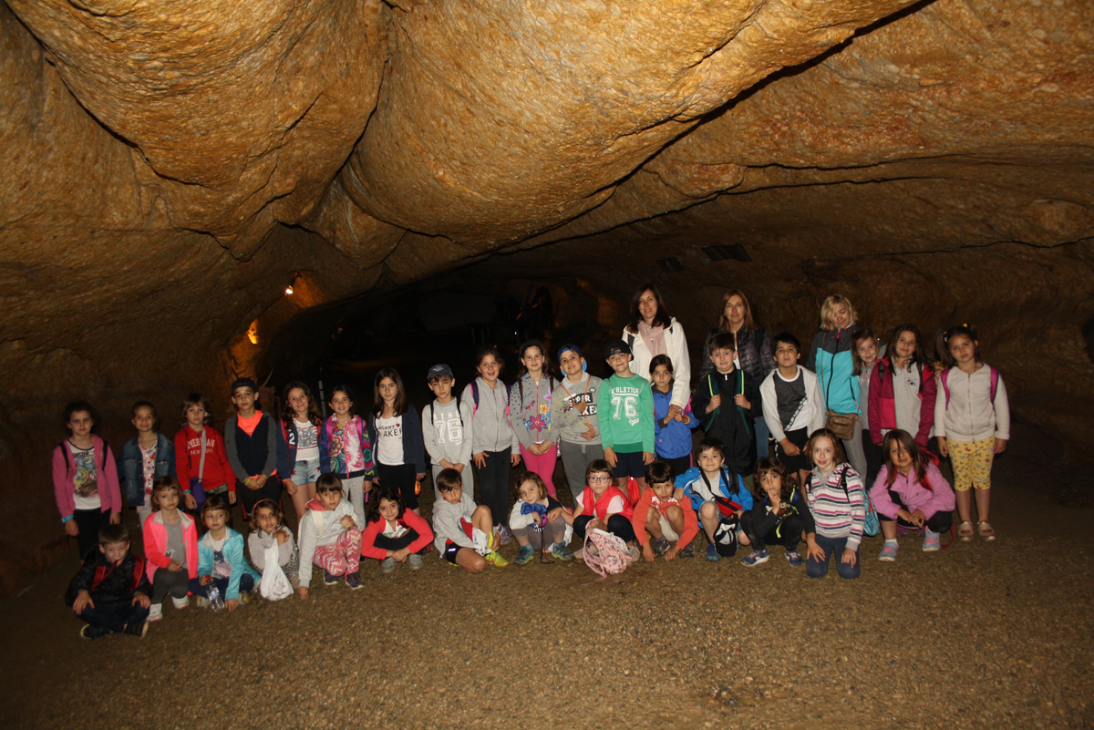 Alumnes de l Avet Roig de Sant Celoni a les Coves de l Espluga de